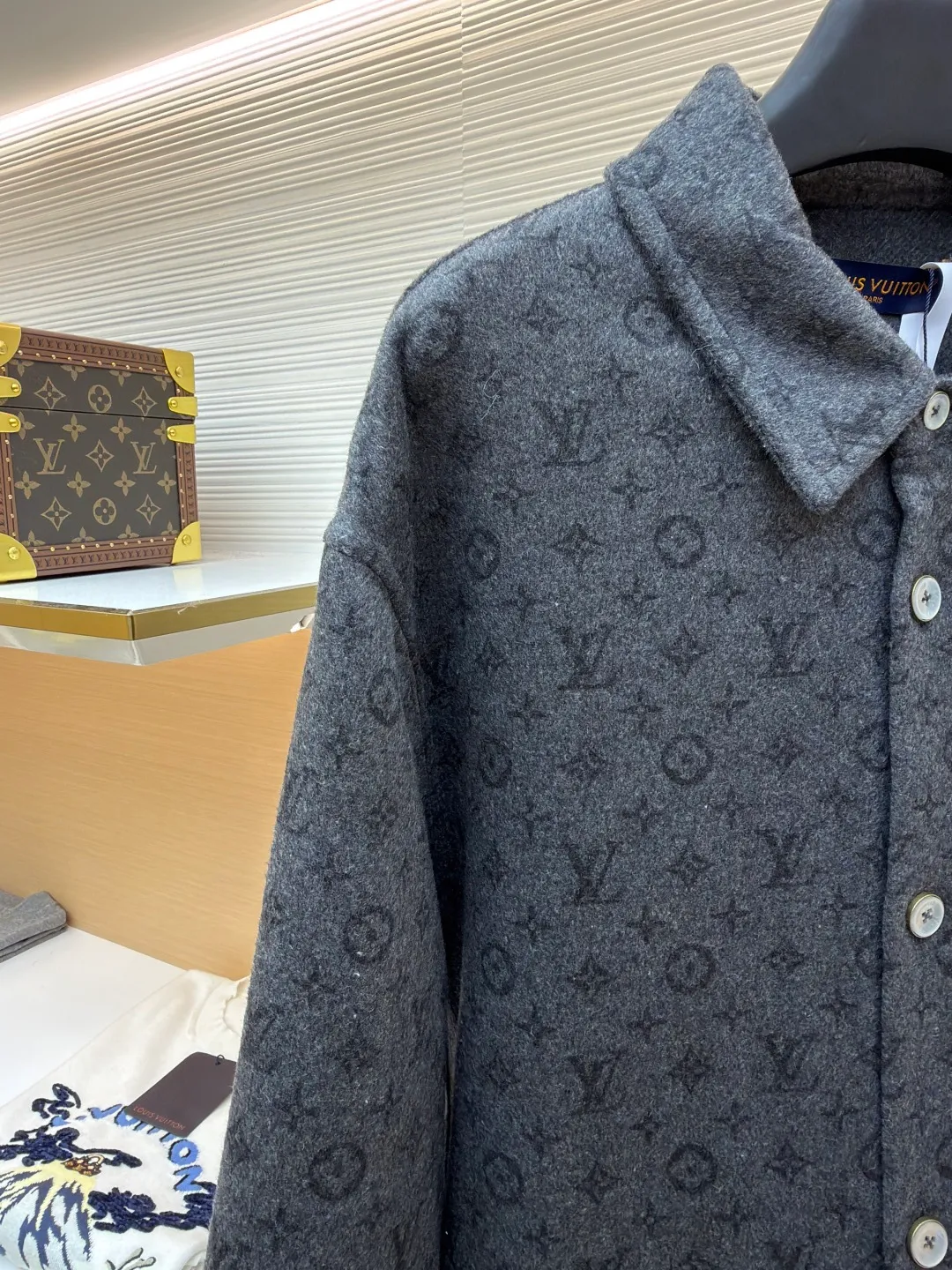 LOUIS VUITTON single-breasted jacket ●Original version: purchased and developed for 25500 ●Item number: 1682365-D50 ●Fabric: wool fabric ●Technology: made on positioning cutting machine ●Color: gray ●Version: fitted version ●Weight: about 1000 grams ●Size: 46-48-50-52 ●Description: This Louis Vuitton double-sided shirt-style single-breasted jacket is made of double-sided weaving technology. It selects high-density blended wool fabrics and is custom-woven and dyed to present classic old pattern dark patterns. It can be worn on both sides. One side has a dark gray presbyopic texture, and the other side has a solid matte texture. The fabric has been pre-shrunk and anti-pilling, making it soft to the touch and durable. The body of the garment adopts positioning cutting technology to accurately match the symmetry of the presbyopia pattern. The error of each piece is controlled within 0.2cm. The splicing joints are processed by manual overlocking technology, and the stitches are fine and smooth to avoid burr problems. The placket uses custom-made mother-of-pearl buttons, which are hand-polished and polished, with a warm texture. The shirt collar is three-dimensionally cut, with a built-in shaping interlining to ensure stiffness. The hem and cuffs are overlocked to enhance durability. The overall shape follows an ergonomic design, taking into account both wearing comfort and the brand's classic aesthetic details. The overall wiring is straight and delicate, the fabric is comfortable and soft, and the color is consistent without color difference. It can be matched with the same style to create a fashionable look and control various occasions. Customized accessories, complete with three standards, same style for men and women!